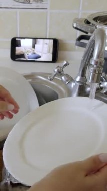 Kazı makinesi, hava görüntüsünü kaldırmak için enkazı çöp kamyonuna yüklüyor. Kentsel çevrede inşaat ve yeniden geliştirme