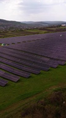 Büyük güneş paneli çiftliği küçük kasabaya sürdürülebilir ve yenilenebilir enerji sağlıyor. Alacakaranlıkta kırsal alanda yeşil enerji kaynaklarına geçiş