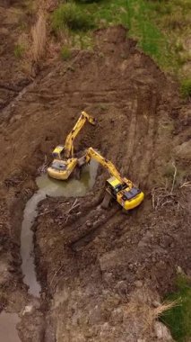 Kazıcılar tarım arazisi boyunca sulama kanalları kazıyorlar. Tarım arazilerini stratejik altyapı geliştirme yoluyla dönüştürmek