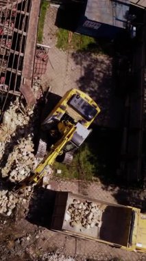 Sıralar halindeki güneş panelleri, hava sahasında elektrik üretmek için güneş ışığını yakalıyor. Kırsal alanda sürdürülebilir enerji üretimi