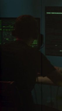 Veri sızıntısı ve hackerların gizli bilgileri. Arkasından, kafasında kulaklıkla büyük bilgisayar monitörleri önünde birkaç veri platformunu kırıyor. İsimsiz adam çeşitli virüsler tanıtıyor.