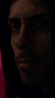 Kapüşonlu bir bilgisayar korsanı bilgisayara bakar ve şifreleri ve banka sistemlerini kıramadığı için sinirlenir. Kaputtaki tehlikeli bilgisayar korsanı sisteme siber virüs bulaştırıyor..