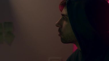 Kapüşonlu mutlu ve tatmin olmuş bilgisayar korsanı kız uzaktan yabancı hesapları ve sistemleri yasadışı olarak hackliyor. Komutadaki tehlikeli bilgisayar korsanı sistemlere siber virüs bulaştırıyor.