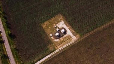 Depolama tankları ve çevresindeki tarım alanlarının yer aldığı su tedarik sisteminin hava perspektifi, sürdürülebilir tarım uygulamalarında su yönetiminin rolünü vurguluyor