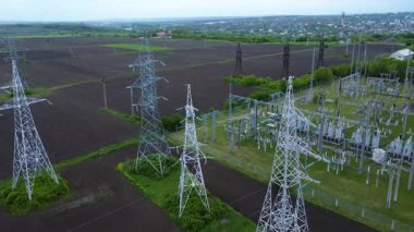 Geniş bir alan üzerinde çoklu iletim kuleleri yükseliyor, bu da elektrik altyapısının toplumlara güç ve bağlantı sağlamadaki temel rolünü vurguluyor.