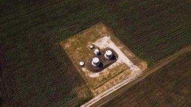 Kırsal kesimde bulunan su pompası ve depolama sistemi, yemyeşil alanlarla çevrili, köy suyunun ve tarımın desteklenmesinde hayati rol oynuyor.