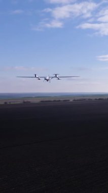 Uçak şeklindeki İHA yüksek irtifada uçar ve tarımsal alanların uzaklığını kaydeder. İnsansız hava aracı uzak mesafeden tarımsal alanları çekiyor. Teknoloji ve tarım alanındaki yenilikler.