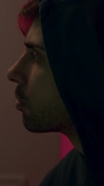 Kapüşonlu mutlu ve tatmin olmuş bilgisayar korsanı kız uzaktan yabancı hesapları ve sistemleri yasadışı olarak hackliyor. Komutadaki tehlikeli bilgisayar korsanı sistemlere siber virüs bulaştırıyor.