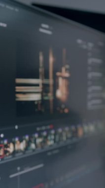 Video düzenleyici ve renklendirici programı olan büyük bilgisayar monitörleri. Videoları düzenleme ve renklendirme süreci. Her video çerçevesi kişiselleştirilmiş düzenleme ayarlarına sahiptir. Yapım sonrası renk düzeltmesi