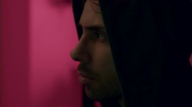 Mahalledeki odaklanmış ve konsantre olmuş erkek hacker bilgisayara bakıyor ve şifreleri ve bankacılık sistemlerini kırıyor. Mahalledeki tehlikeli bilgisayar korsanları siber virüs bulaştırıyor..