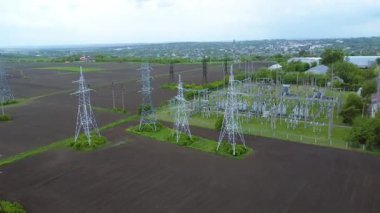 Geniş bir arazide yayın kuleleri ve alt istasyonların yer aldığı elektrik altyapısının hava görüntüsü, enerjinin günlük yaşamdaki kritik rolünü vurguluyor.