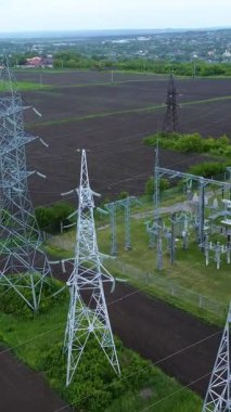 Geniş bir alan üzerinde çoklu iletim kuleleri yükseliyor, bu da elektrik altyapısının toplumlara güç ve bağlantı sağlamadaki temel rolünü vurguluyor.