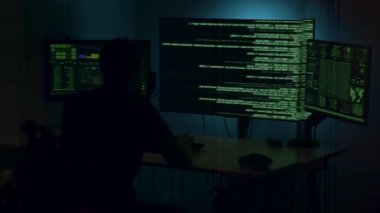 Günümüz çalışma alanı ile çevrili, birden fazla ekranı olan, finansal verileri ve eğilimleri analiz eden, teknolojiyi ve konsantrasyonu vurgulayan bir masada çalışan kişi