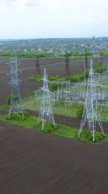 Geniş bir arazide yayın kuleleri ve alt istasyonların yer aldığı elektrik altyapısının hava görüntüsü, enerjinin günlük yaşamdaki kritik rolünü vurguluyor.