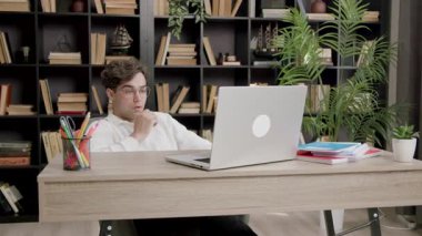 Yorgun genç adam çok öğrenmekten ve çalışmaktan yorulmaktan esniyor. Bilgisayarın önündeki çocuk uzaktan derslere katılıyor ve sıkılmış ve uykulu. Öğrenci konsepti