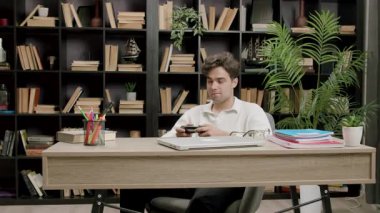 İşe ara verip ofis arkadaşlarıyla playstation oynamaya odaklanmış genç bir serbest yazar. Genç çocuk işte bilgisayar oyunu oynarken eğleniyor. Modern koşullar