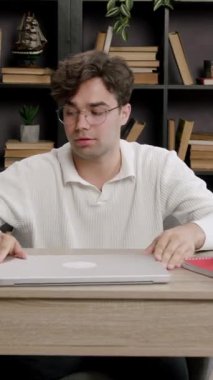 Örnek bir çocuk, sessiz ve rahat bir ortamda öğrenmek için masasını düzenliyor. Öğrenci ek olarak okul veya üniversitedeki ders ve projeler için modern bir kütüphanede öğrenim görmektedir.