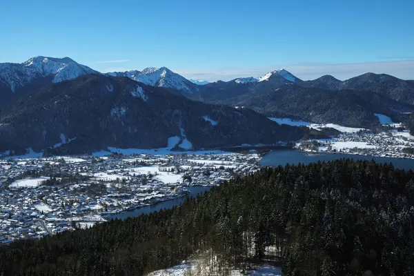 Kar, kış boyunca Bavyera 'daki görkemli Tagernsee bölgesini örterek, dağların huzurlu manzarasını, sakin bir gölü ve karla kaplı manzaranın arasına yuva yapmış tuhaf bir köyü gözler önüne seriyor..
