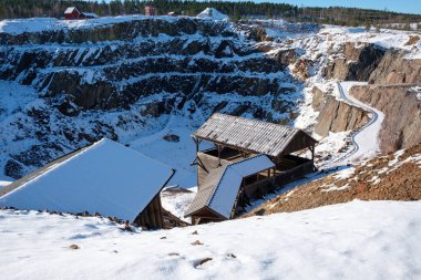 İsveç 'in Dalarna kentindeki tarihi Falun Madeni' ni kaplayan kar, engebeli araziyi ve ahşap yapıları vurguluyor. Kış ayarı, madenin zengin tarihini sergiliyor..