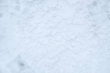 Stockholm 'de yeni yağmış karla kaplı bir yüzeye yakın çekim yaparak ince ve tozlu dokusunu sergiliyor. Görüntü, kış manzarasının doğal güzelliğini ve basitliğini yansıtıyor..