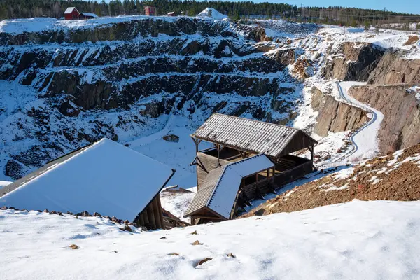 İsveç 'in Dalarna kentindeki tarihi Falun Madeni' ni kaplayan kar, engebeli araziyi ve ahşap yapıları vurguluyor. Kış ayarı, madenin zengin tarihini sergiliyor..