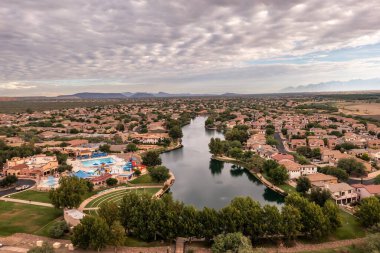 Rancho Sahuarita ve Sahuarita Gölü 'nün insansız hava aracı manzarası, Güney Arizona' da yeni bir ev.. 