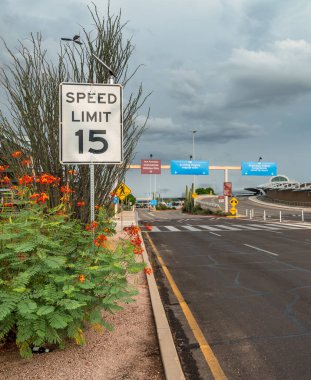 Tucson Arizona Havaalanı, yön tabelaları.