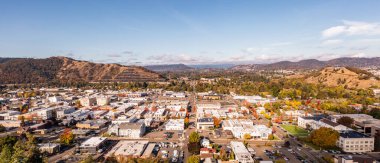 Roseburg Oregon, ABD. Güney Oregon 'da parlak bir sabah ışığında.