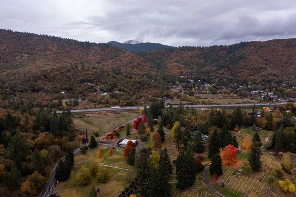 俄勒冈州南部的赠款通道空中景观 树上有秋天的色彩 — 图库照片