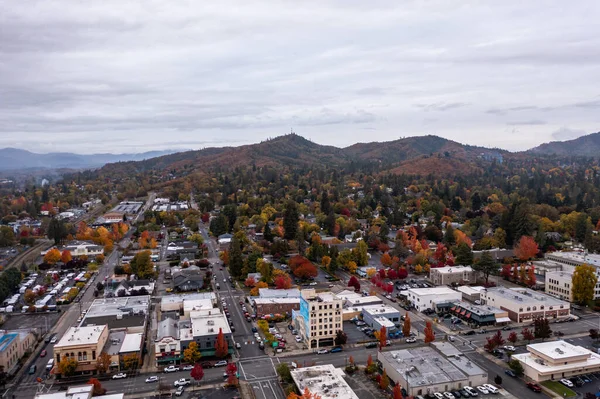 Grants Pass Centrum Oregon Luftfoto Med Levende Efterårsfarver - Stock-foto