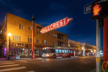 22 Kasım 2022, San Diego, Kaliforniya. Geceleri Hillcrest İşareti. 