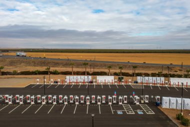 5 Kasım 2022, Coalinga, Kaliforniya. Dünyadaki en büyük Tesla Supercharger istasyonu 100 'den fazla şarj kabini, Harris Ranch Supercharger, California' ya genişleme.