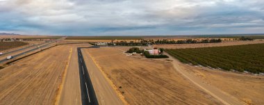 5 Kasım 2022, Coalinga, Kaliforniya. 5. Otoyol 'un yanındaki iniş pistinde Harris Çiftliği var.. 