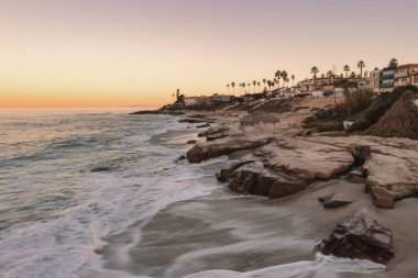 Kaliforniya, La Jolla 'daki Windansea Plajı' nda tarihi sörfçü kulübesi var. Gün doğumu fotoğrafı. 