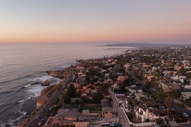 San Diego, Kaliforniya 'daki Sunset Cliffs. Gün batımında İHA atışı. 