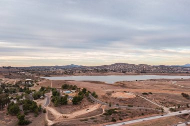 Kuraklığın hüküm sürdüğü San Diego 'daki su deposuna giden yol. Hava Panoraması. 