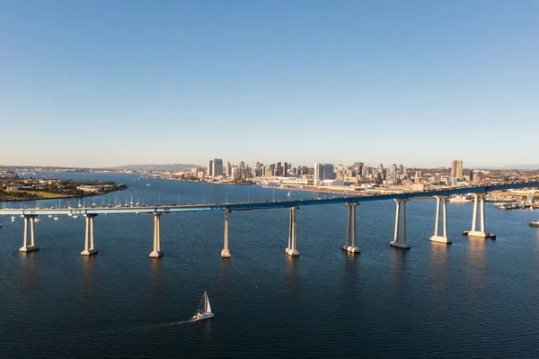 Coronado Köprüsü, San Diego ufuk çizgisi, ön planda yelkenli.. 