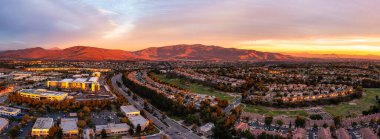 Eastlake Chula Vista 'nın hava görüntüsü, San Diego County, gün batımında.. 