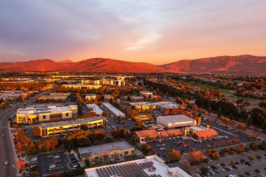 Eastlake Chula Vista. Ticari iş binalarının ve alışveriş merkezlerinin havadan görünüşü. 