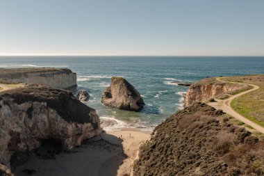 Davenport, California 'daki köpekbalığı yüzgeci kaya oluşumu. 