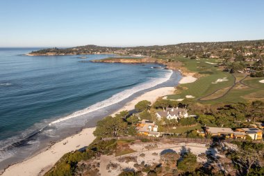 Carmel Sunset Sahili 'nin havadan görünüşü ve Kaliforniya' nın göbeğindeki Pebble Beach golf sahası.. 