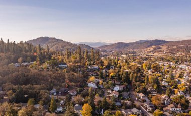 Güzel Roseburg kasabası, Oregon Altın sonbahar renkleriyle. 