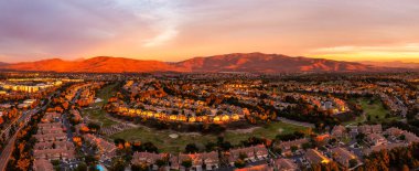 San Diego 'dan Eastlake Chula Vista. Golf sahasını çevreleyen evler. 