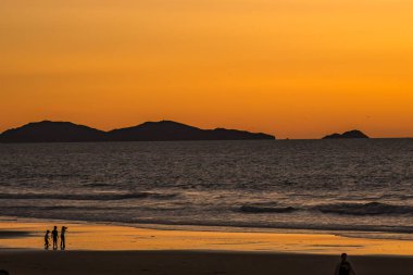 Coronado Adaları, Meksika 'nın Baja California eyaletinin kuzeybatı kıyısında bulunan bir grup adadır. İnsanlar Güney Kaliforniya 'da plajda oynuyor.. 