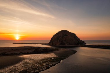 Kaliforniya 'daki Morro Bay Rock' ta günbatımı. Hava fotoğrafı. 