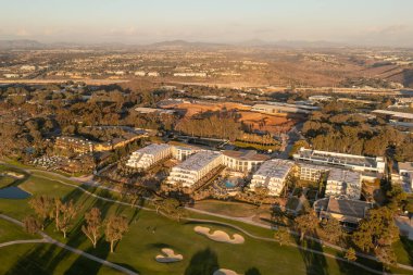 15 Kasım 2022, La Jolla, Kaliforniya. Hilton La Jolla ve Torrey Pines Lodge, gün batımında hava manzaralı.. 