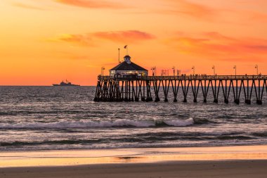 Ufukta donanma gemisi olan Imperial Beach Rıhtımı.. 