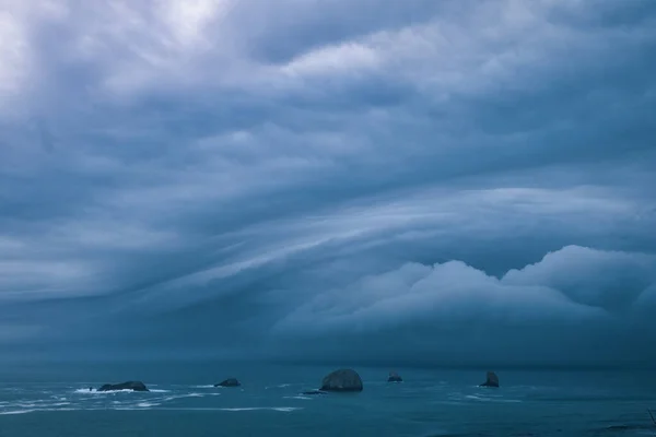 俄勒冈州海岸海上堆放的炸弹旋风所产生的风暴云 — 图库照片