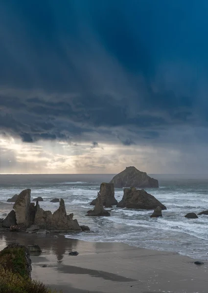 Winter Storm Rain Sea Stacks Oregon Coast Vertical Image — Stock Photo, Image