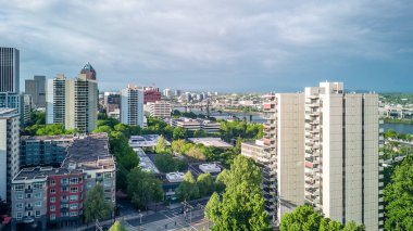 Portland Eyalet Üniversitesi Apartmanları ve Rıhtım Bölgesi manzarası. Hava aracı görüntüsü.